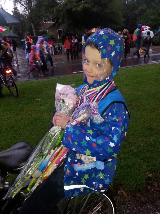 Mijn prachtige kleinzoon,liep dit jaar voor het eerst mee met de Ravelijn hij heeft autisme maar was zielsgelukkig en het slechte weer deed hem niks!!!!